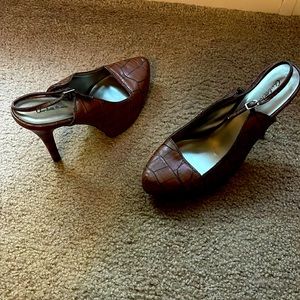 Cute faux printed heel!